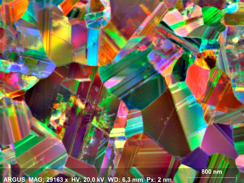 Farbkodierte Dunkelfeld-Aufnahme einer FIB präparierten SiC-Probe。Das Bild zeigt in stark verzwillingtes Mikrogefüge mit einigen Zwillingen, die kleiner als 10 nm breit信德。