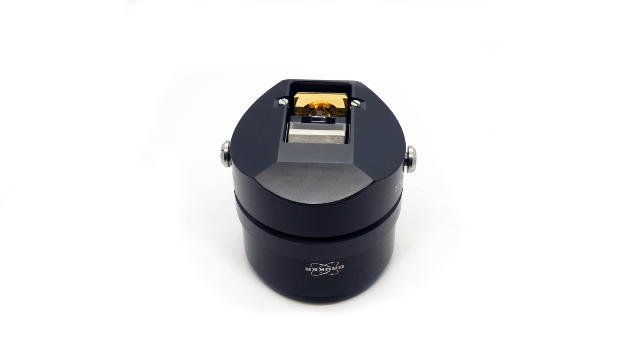 FT-IR显微镜物镜。黑色的身体和金色的镜子。用于掠入射角的测量。
