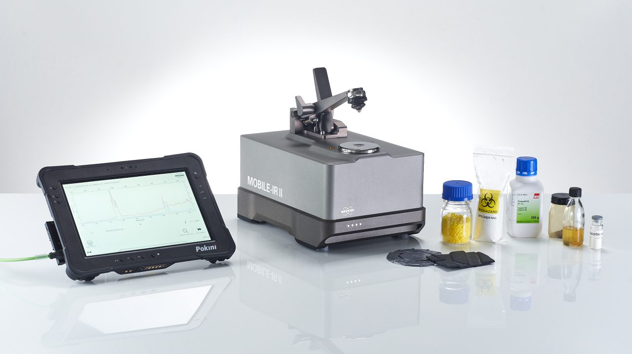Spectromètre IRTF移动entouré de différents类型d'échantillons et de la tablet PC montrant une mesure IRTF